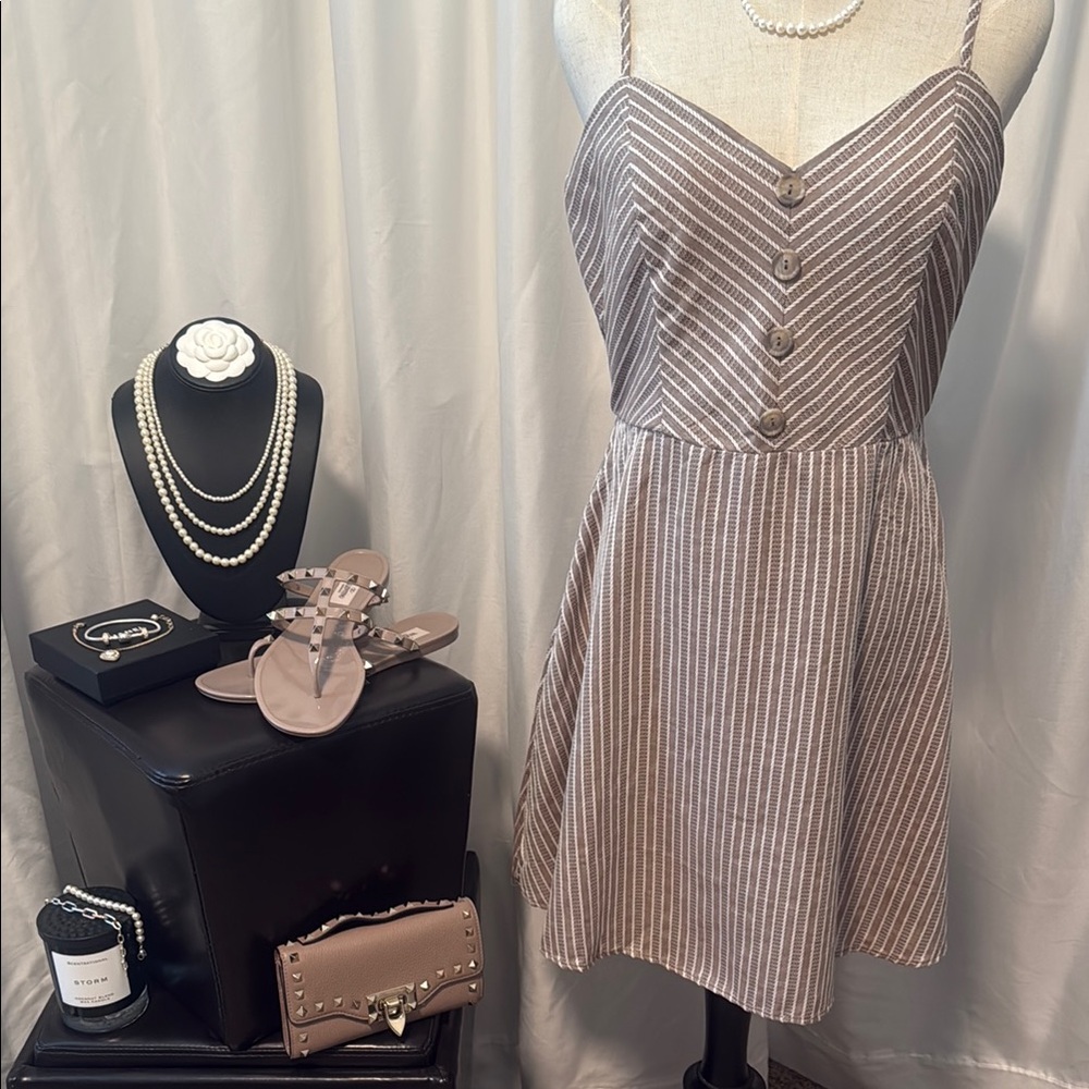 *NWT* Francesca’s beige and white striped button-detail dress w/pockets
